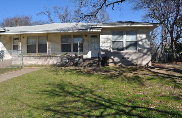 FOR LEASE! Cute 1 Bedroom - 1 Bath - Duplex in Weatherford. - 712 West Bridge Street, Weatherford, TX 76086
