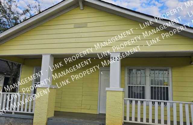 Charming Downtown Chattanooga Home, 3 bedroom with off street parking, fenced yard and washer/dryer connections - 952 North Orchard Knob Avenue, Chattanooga, TN 37406