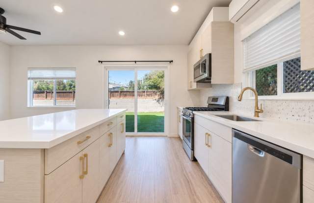 Private turfed yard! Gallery 3