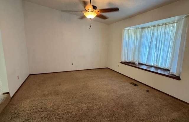 Spacious 3-Bedroom, 2-Bathroom Home for Rent in Carson City. Gallery 3