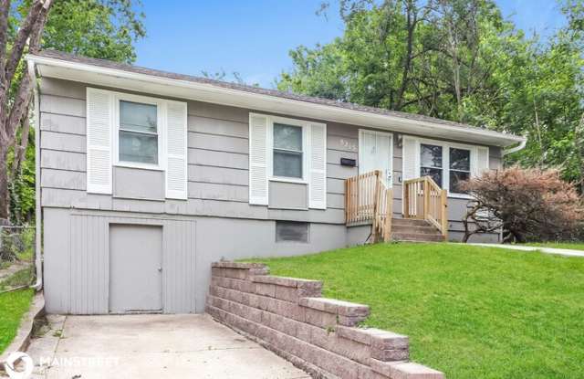 8215 Highland Avenue - 8215 Highland Avenue, Kansas City, MO 64131