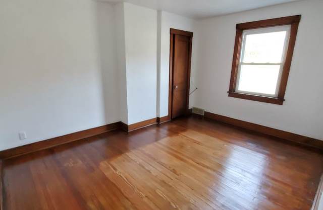 Available NOW! 3 Bedroom home with fenced in yard! Gallery 3