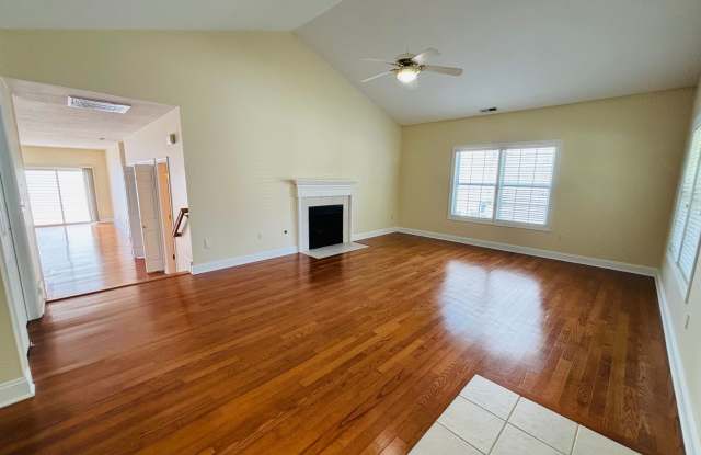 3 Bedroom 2.5 Bath Townhouse with 2 Car Detached Garage Gallery 4