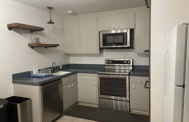 Upstairs Condo - 2 Bed, 1 Bath - Centrally Located near the Y Gallery 3