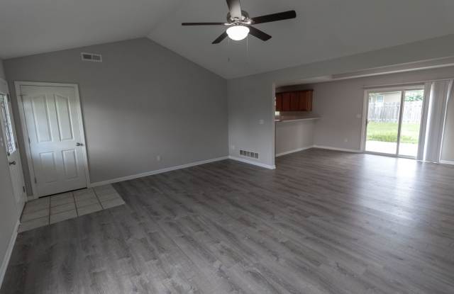 Beautiful 3 bedroom home with fenced yard Gallery 4