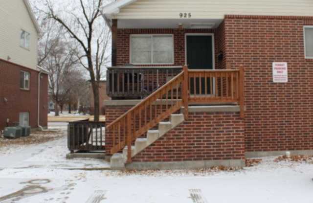 4 Bed 2 Bath Centrally Located - Pre Leasing for the 2025/2026 School Year! - 925 Bluemont Avenue, Manhattan, KS 66502
