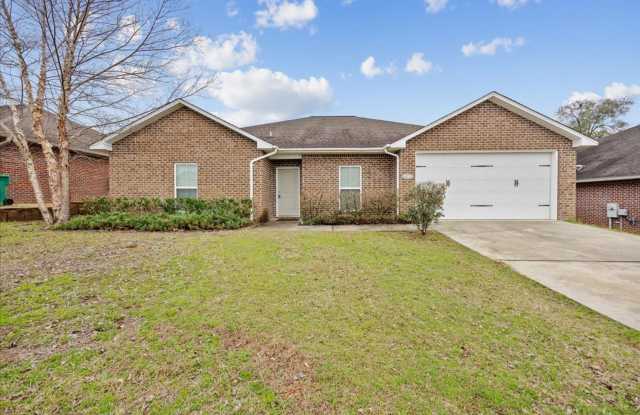 4 bedroom / 3 bath in Crestview. SOUTH of I-10!!!! - 4602 Hermosa Road, Okaloosa County, FL 32539