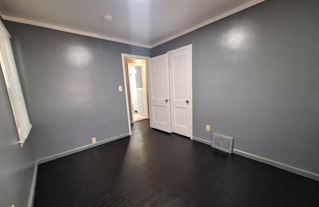 Brick Bungalow with 3 bed and 2 baths Gallery 4