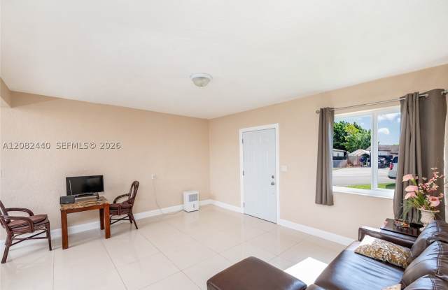 1020 SW 73rd Pl Gallery 3