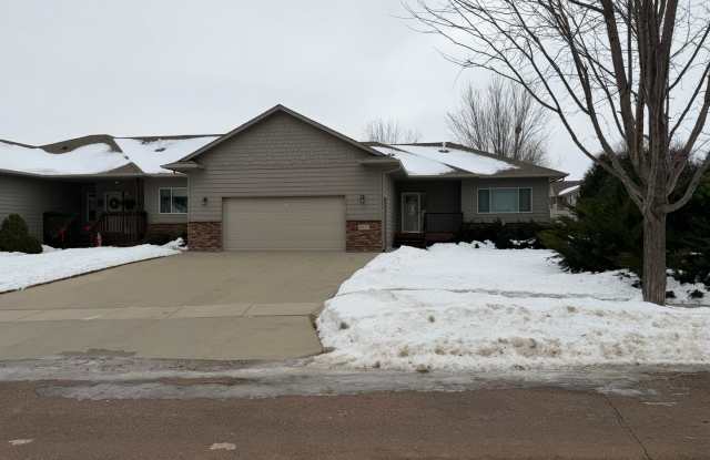 Large Ranch Style Twin Home For Rent - 3211 West Bitterroot Street, Sioux Falls, SD 57108