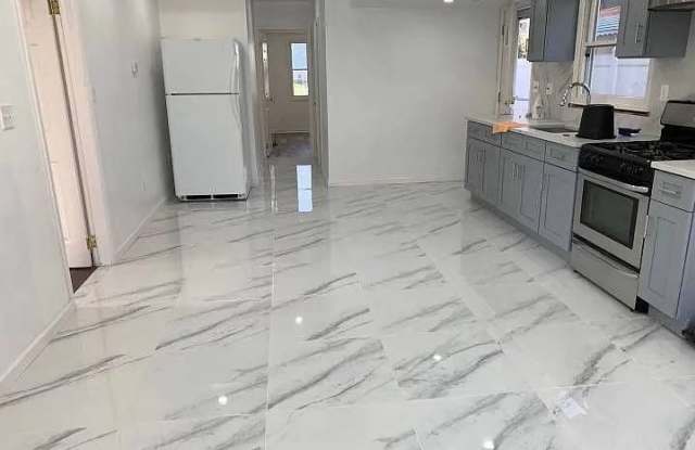 217 Armstrong Ave - 217 Armstrong Avenue, Staten Island, NY 10308