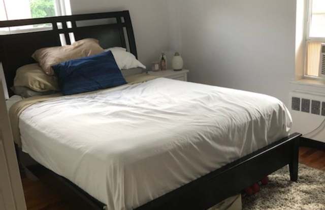 Nicely renovated 1 bed in Oak Square! Gallery 3