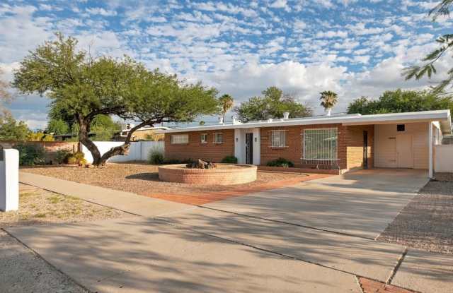 Spacious 3-Bedroom Home Near Shopping centers, Mall and Restaurants! Gallery 3