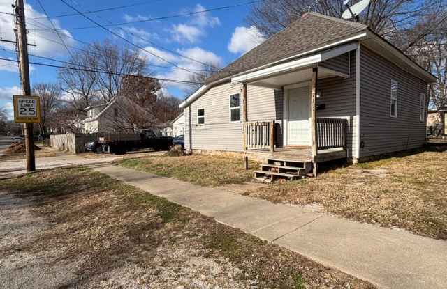 Super cute clean 2 bedroom 1 bath home available now! - 711 West Locust Street, Springfield, MO 65803
