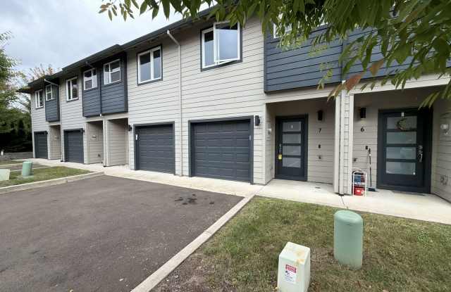 Contemporary 3 Bedroom Townhouse with Gas Kitchen, Center Island, Walk-In Closet & Private Patio Gallery 3