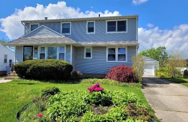 4 Crown Street - 4 Crown Street, Hicksville, NY 11801