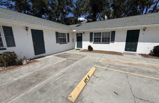 Unit B: 2BR 1BA with Vaulted Ceilings and Private Backyard, Clearwater Gallery 1