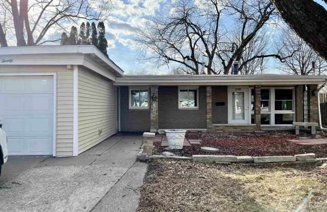 2120 N MICHIGAN Avenue - 2120 North Michigan Avenue, Davenport, IA 52804