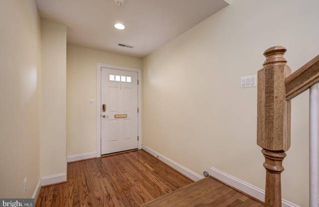 1236 HARBOR ISLAND Walk Gallery 3