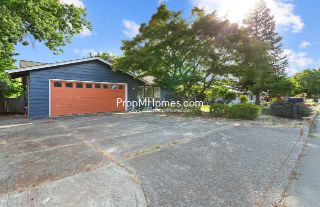 Charming Three Bedroom Home in Hillsboro w/ Sunroom! Gallery 4