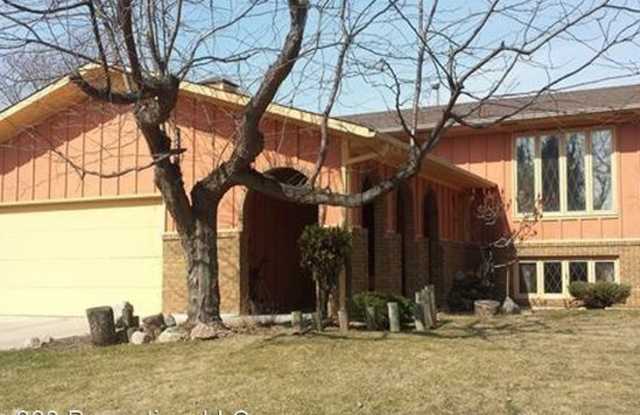 98 N WOODCREST DR - 98 North Woodcrest Drive, Fargo, ND 58102