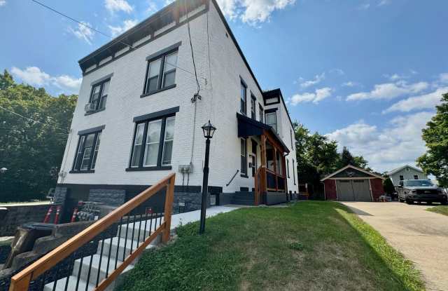 Huge 1 Bedroom renovated apartment- Available NOW! - 4309 Vermont Avenue, Covington, KY 41015