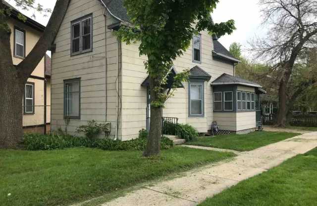 Spacious 3 bedroom 2 bathroom home in Madison! Garage space included! photos photos