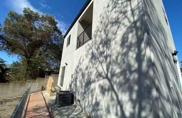 4BD/2BA, HUGE Yard! Gallery 2