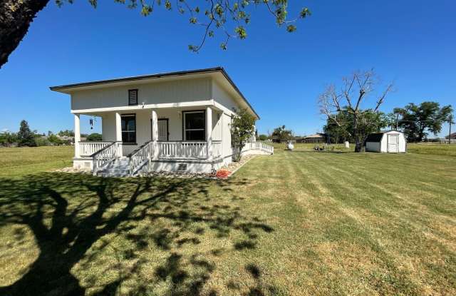 Spacious 3-Bed Home with Large Front & Backyard – Quiet Madera Living photos photos