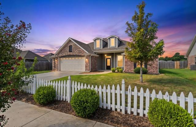 Luxurious Comfort: Fully Furnished 3 Bed, 2 Bath Brick Home in Fort Smith Gallery 3
