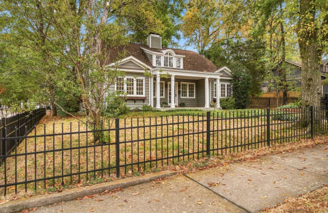 Nashville Belmont Bungalow, double lot large fenced yard, historic charm, modern amenities, walk everywhere, pet friendly Gallery 4