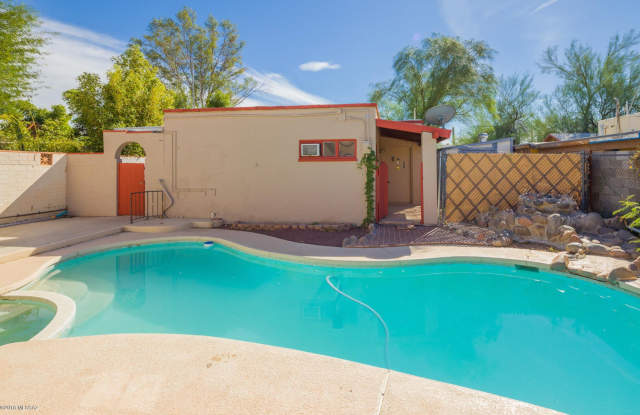 Guest House 1 bedroom 1 bathroom - Great Location - 530 East Blacklidge Drive, Tucson, AZ 85705