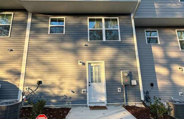 FULLY FURNISHED like-new Townhouse w/ Garage Gallery 3