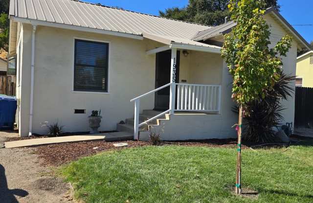 2 bed 1 bath with bonus room - 1935 Olive Street, El Paso de Robles, CA 93446