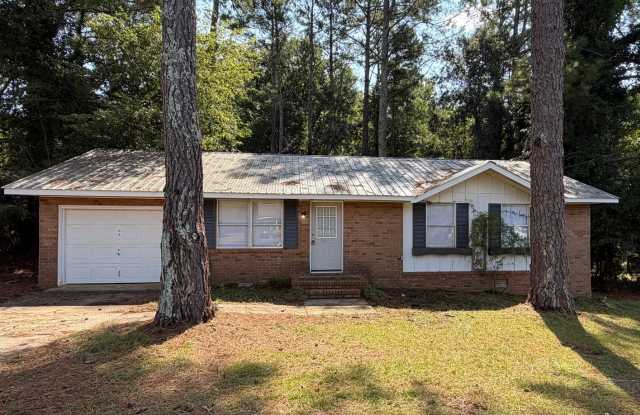 3 Bedroom/1.5 Bath Home on Westside! Available now! Gallery 1