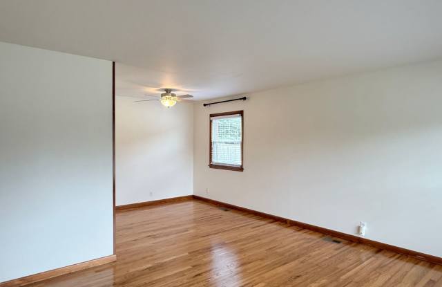 Spacious 4 bed / 2 bath home Gallery 3
