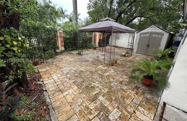 4273 NE 10th Ct Gallery 2