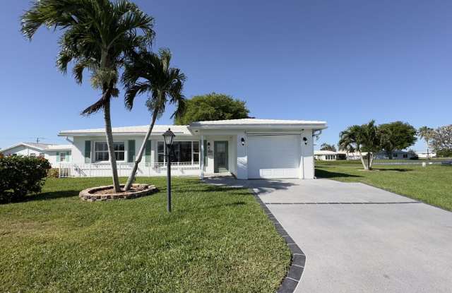 Lakefront 2BR Home in 55+ Leisureville Community Gallery 4