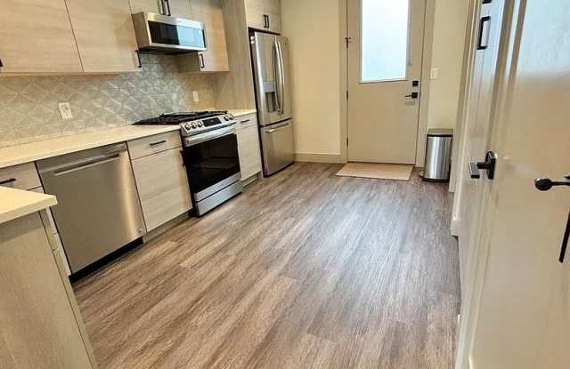 Sophisticated & Modern 3Bedroom -Rowhouse--Cherry Creek Living at Its Finest! Available Now! Gallery 4