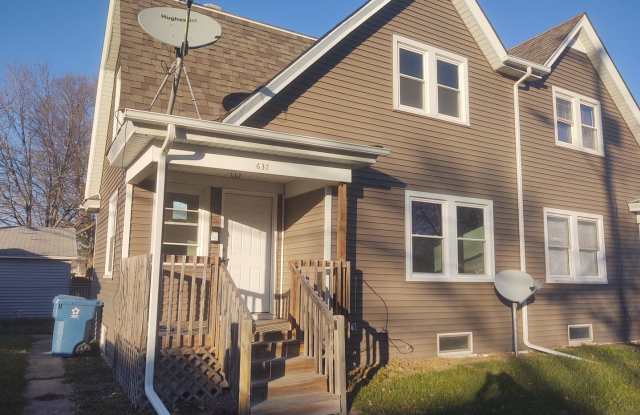 2 bedroom 1 bathroom unit - 637 23rd Avenue, East Moline, IL 61244 2 bedroom 1 bathroom unit - 637 23rd Avenue, East Moline, IL 61244