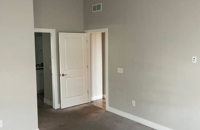 Charming 2BR Condo in Aurora Gallery 1