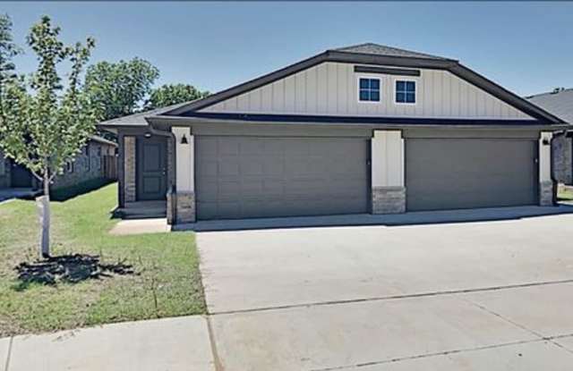 3 Bed 2 Bath 2 Car Garage Duplex in Summit Ridge Addition NW OKC - 11306 Keystone Road, Oklahoma City, OK 73114