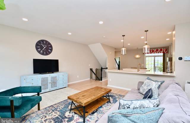 6915 ROLLING CREEK Way Gallery 4