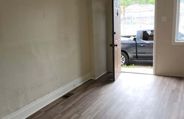 Comfortable 3BR Home in McKees Rocks photos photos