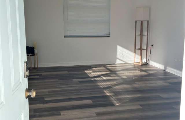 6 N WASHINGTON Street Gallery 4