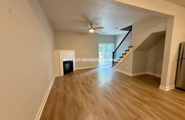Highly Desired 3 Bd End Unit For Lease in Pleasant Hill | Offered by Midwest Property Resources Gallery 4