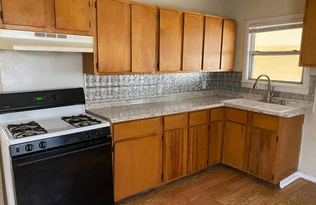 2/1 Near Sherman Middle School! photos photos