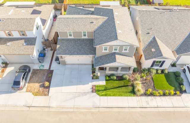Beautiful 4-Bedroom Home in Clovis Unified School District Gallery 4