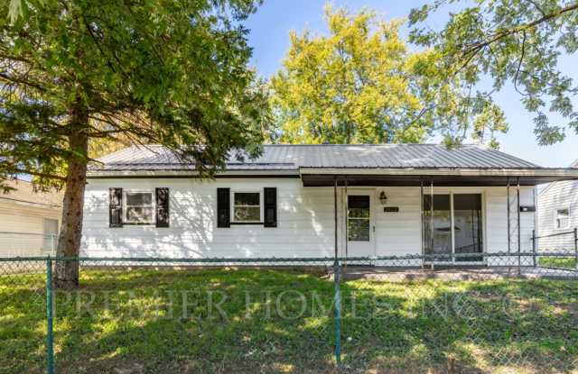 Charming 3-Bedroom Home with Large Fenced Yard Detached Garage photos photos Charming 3-Bedroom Home with Large Fenced Yard Detached Garage photos photos
