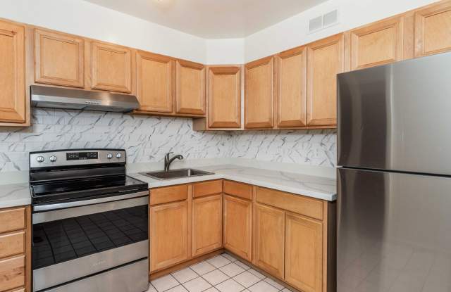 LARGE 2BR/2BA w/ Hardwood. LAUNDRY ON-SITE! Eat-in Kitchen photos photos LARGE 2BR/2BA w/ Hardwood. LAUNDRY ON-SITE! Eat-in Kitchen photos photos
